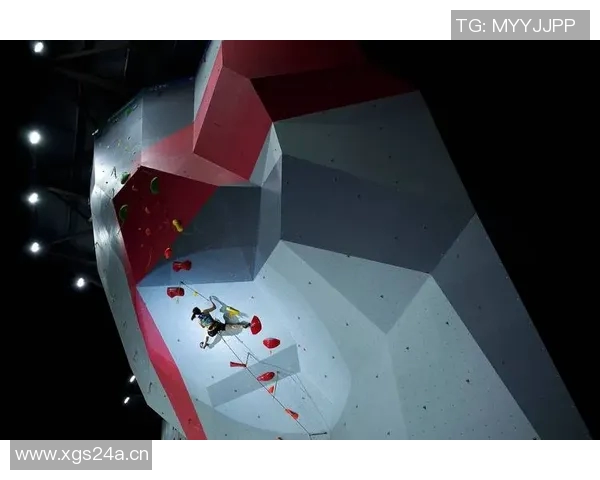 成都攀岩队边路渗透战术解析与攀岩热点探讨